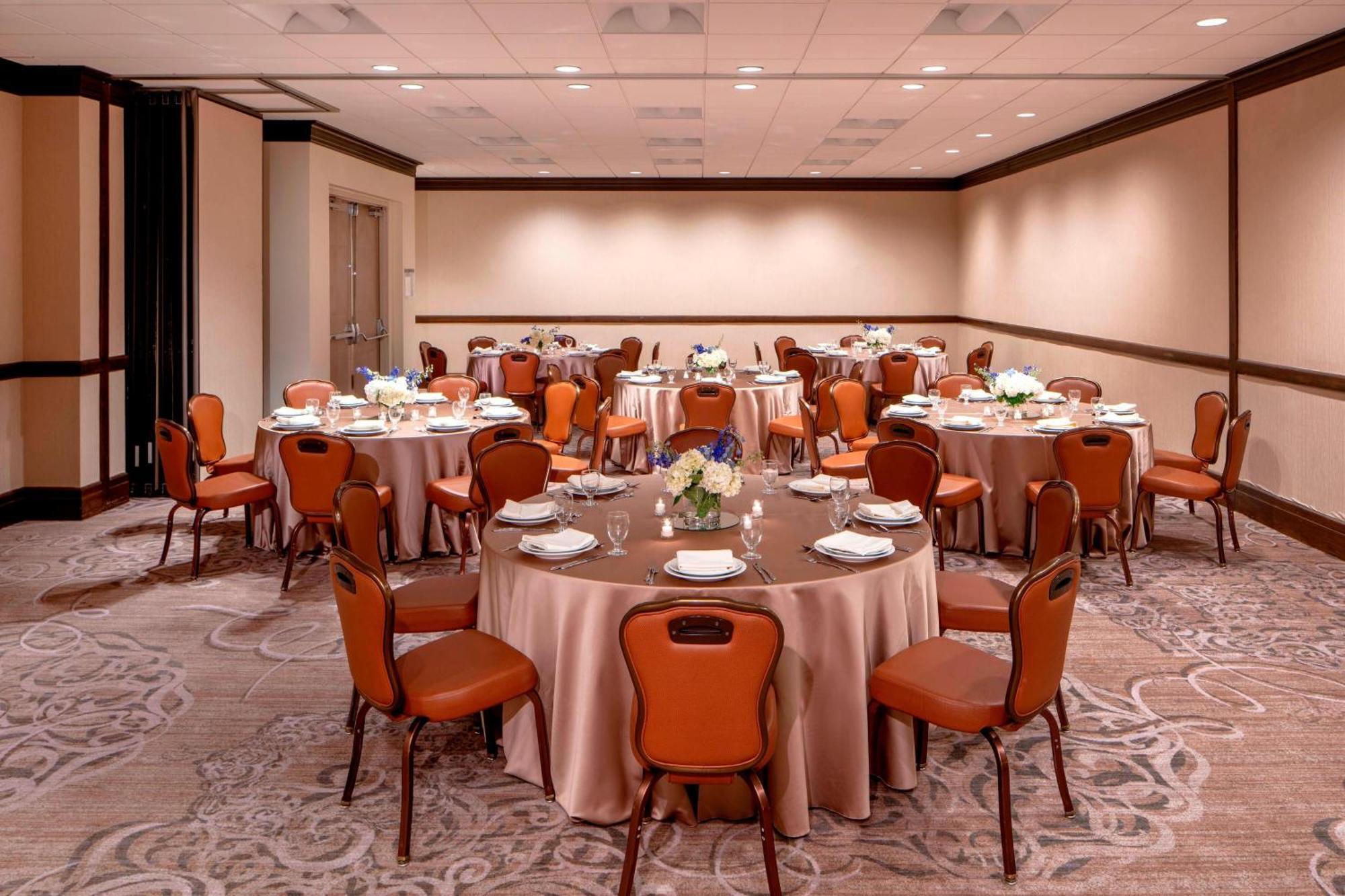 Sheraton Brookhollow Hotel 3*