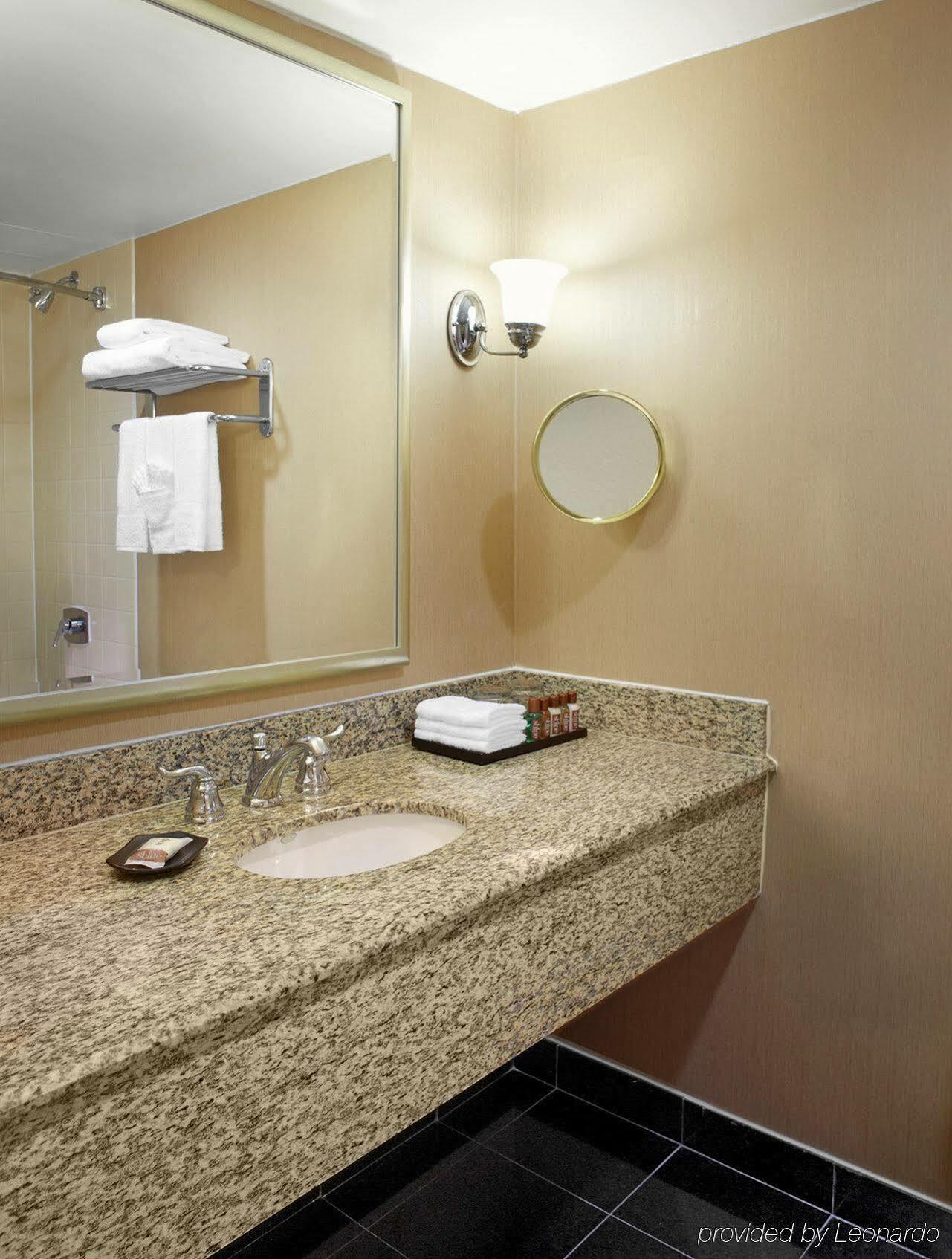 Sheraton Brookhollow 3*