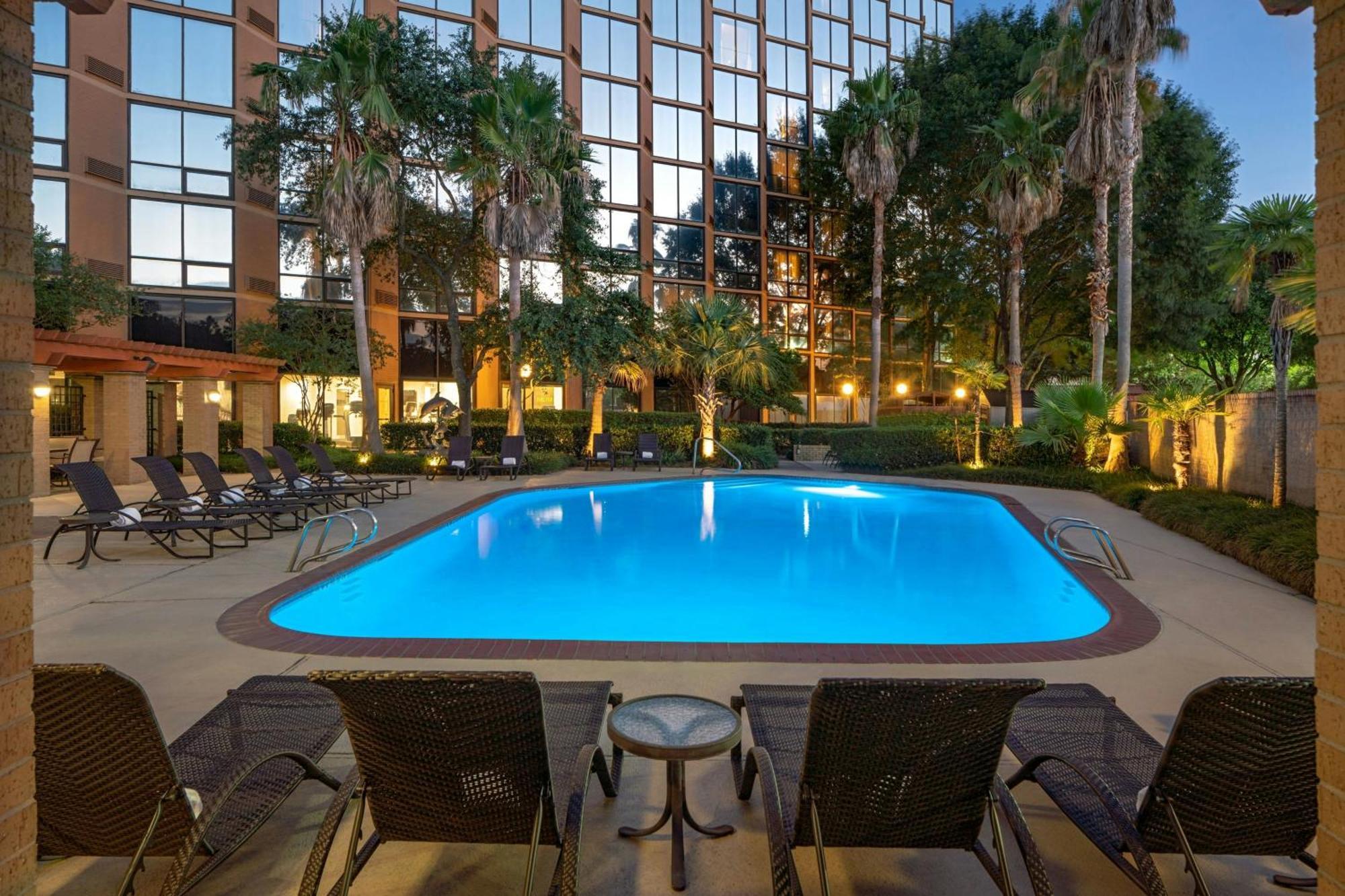 Sheraton Brookhollow Hotel 3*